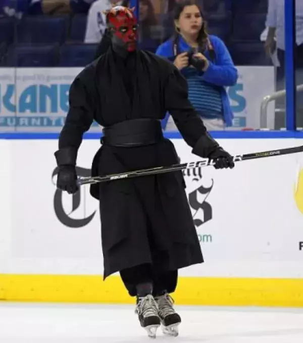 Darth Maul läuft Eis. Lässig