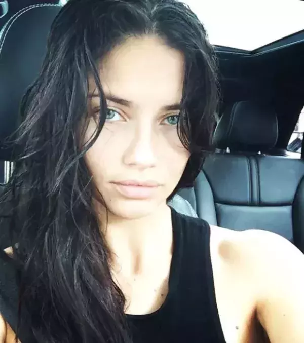 Das brasilianische Victoria's-Secrets-Model Adriana Lima ungeschminkt bei der Fahrt mir dem Auto