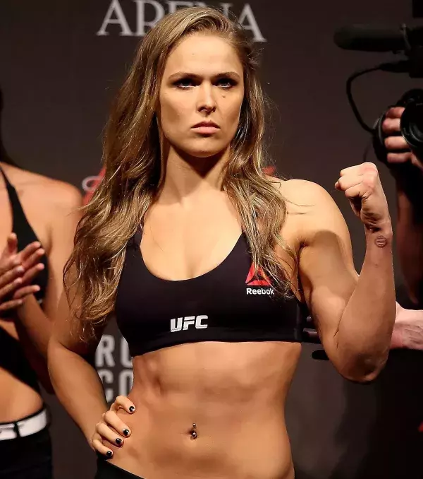 ...Das ist Ronda Rousey, denn wie C-18, macht sie alles fertig, was sich ihr in den Weg stellt. Doch sobald Kämpfer mit mehr Technik kommen, wird sie fertig gemacht