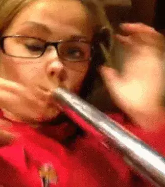 Das Mädchen lässt sich den Mund von einem Staubsauger wegsaugen...?