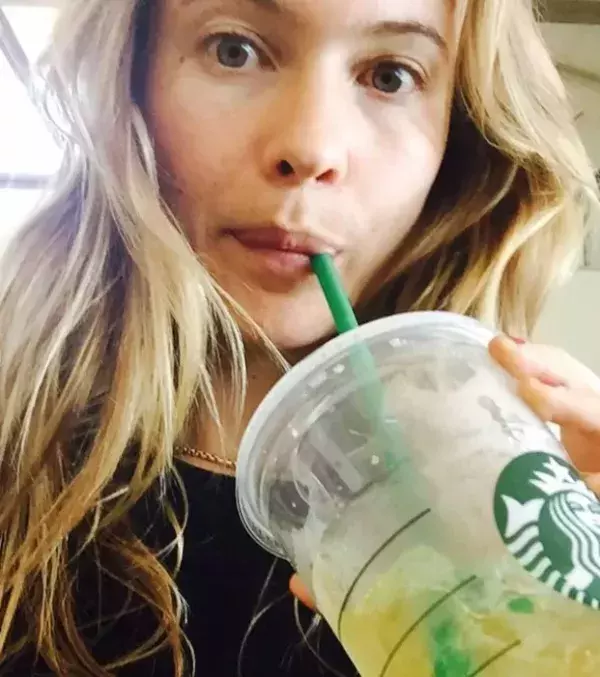 Das in Namibia geborene Model Behati Prinsloo genießt ihr Starbuck's-Getränk. Seit 2009 ist sie ein Victoria's-Secret-Engel