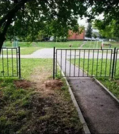 Das Tor für die Auffahrt auf der Wiese