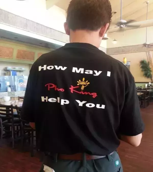Den Englisch-Spezialisten sei es erlaubt zu lachen, aber das T-Shirt kommt ohne viel Mühe in die Top 5 der lustigsten Outfits!