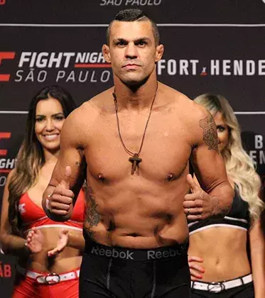 Der Brasilianer trifft zum dritten Mal auf Dan Henderson. Beeindruckend wie er in der ersten Runde per K.O. gewinnt!