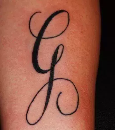 Der Buchstabe G als Tattoo auf dem Arm
