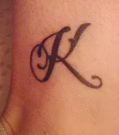 Der Buchstabe K als Tattoo auf dem Fußknöchel