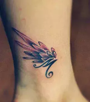 Der Buchstabe M als Tattoo auf der Wade
