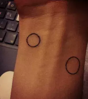 Der Buchstabe O als Tattoo auf dem Handgelenk