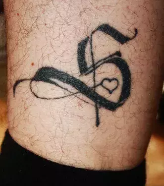 Der Buchstabe S als Tattoo auf der Wade