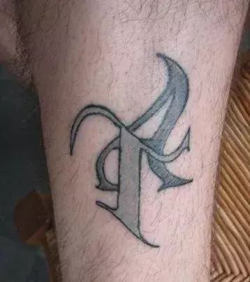 Der Buchstabe T als Tattoo auf der Wade