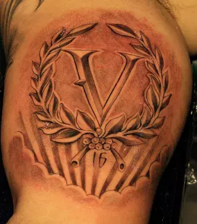 Der Buchstabe V als Tattoo auf dem Arm