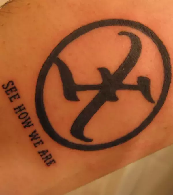 Der Buchstabe X als Tattoo