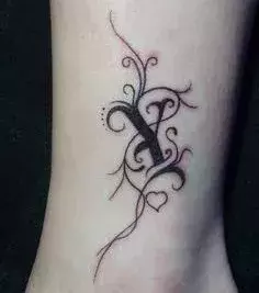 Der Buchstabe Y als Tattoo auf der Wade