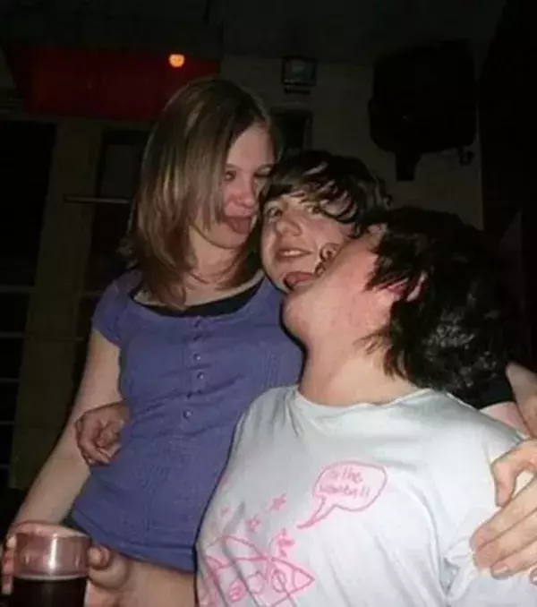 Der Daumen dieses Jungen sieht wie ein Körperteil aus, das man bei Frauen eher selten sieht