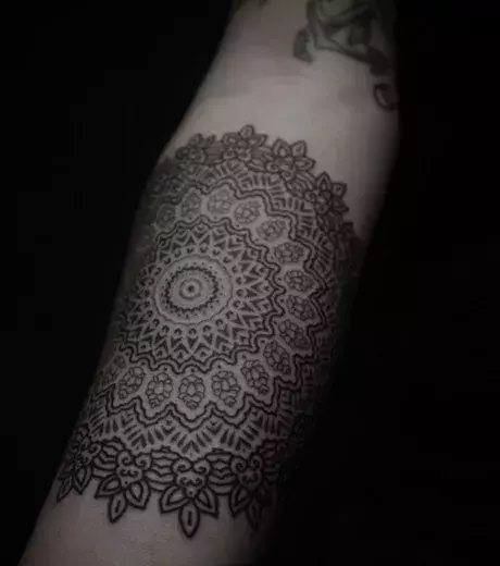 Detailliertes Mandala Tattoo auf dem Unterarm