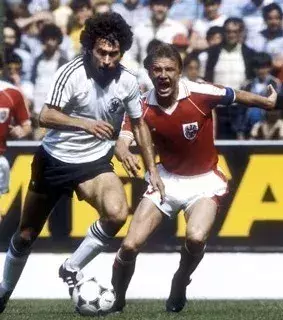 Deutschland - Österreich, 1982, 1:0. Das Schandspiel. Das Ergebnis reichte beiden Mannschaften zum weiterkommen, also stellten sie nach 10 Minuten das Spielen ein und schoben sich nur noch den Ball zu.