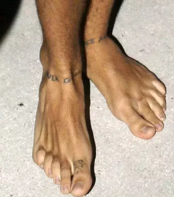Die Füße von Harry Styles sind genauso hässlich wie seine Tattoos (die Zeilen von George Michael darstellen)