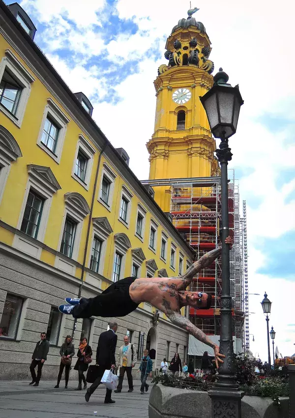 Die Human Flag ist die Goldmedaille des Street-Workouts! (c) Dragon Door Publications