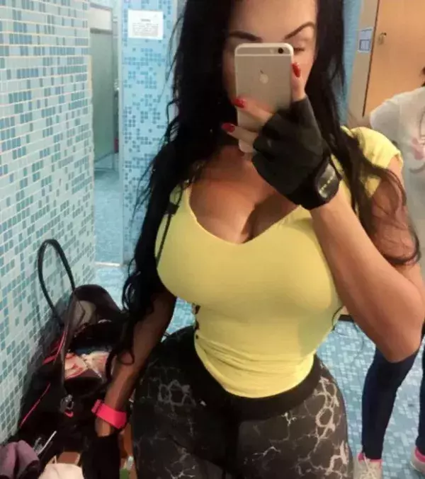 Die junge Frau macht viel Sport, um ihre Figur zu halten