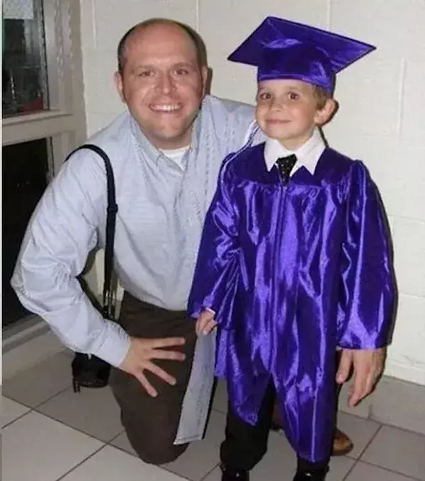Die linke Hand dieses Jungen sieht ein wenig groß aus