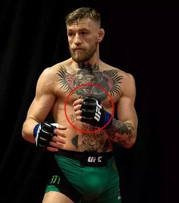 Die Linke von Conor McGregor ist eine furchterregende Waffe. Er beendete 85% seiner Kämpfe durch KO und seine Linke spielt eine große Rolle dabei. Sie sorgte auch für den Sieg gegen Jose Aldo in nur 13 Sekunden