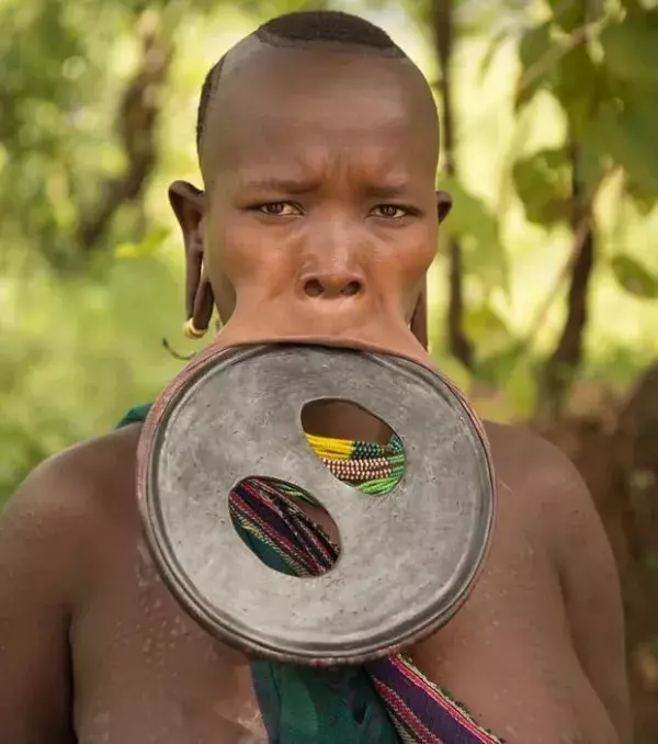 Die Mursi sind eine Ethnie im Südwesten Äthiopiens.Die Mursi sind bekannt für die Lippenteller der Frauen.