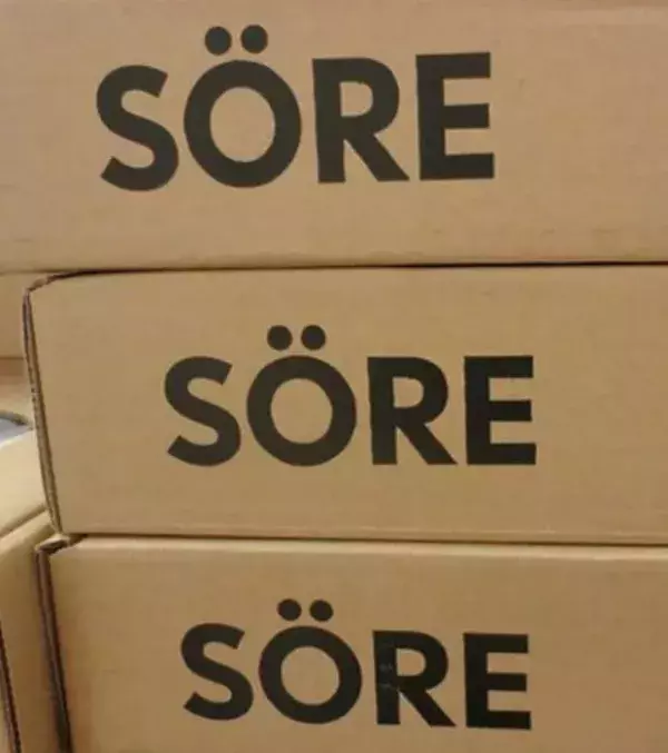 Die Namen der Produkte bei Ikea scheinen ein echtes Rätsel. Sie sind aber nicht per Zufall gewählt. So heißt ein Bücherregal wie eine Ortschaft und die  Badutensilien wie skandinavische Seen usw…