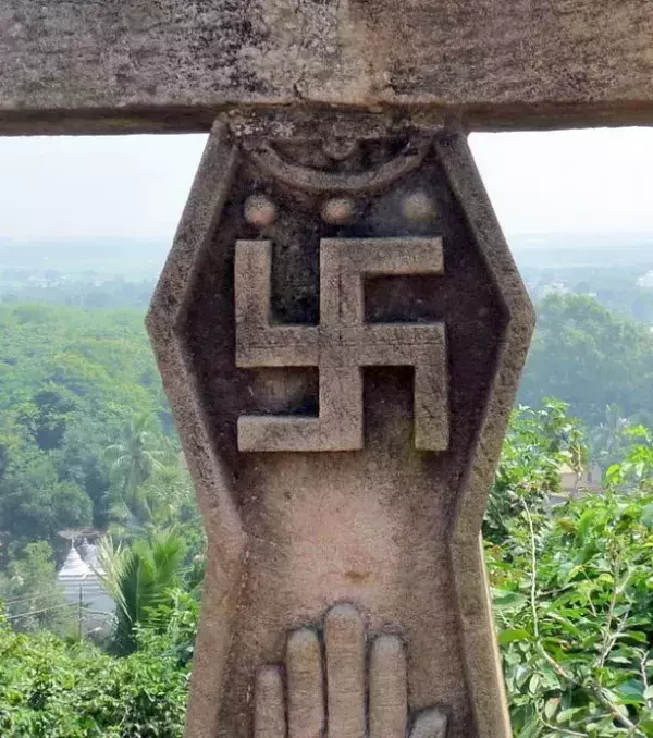Die Swastika, bekannt als Hakenkreuz, ist in Wirklichkeit eines der ältesten Symbole der Menschheit. Bevor Hitler sie verwendete, erschien sie in der Vorgeschichte und bedeutete Glück und Wohlstand