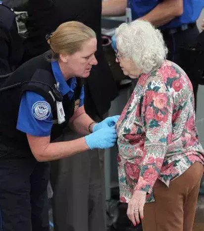Diese Frau wird sanft auf die bevorstehende Aktion vorbereitet. Noch ahnt sie nichts Böses...