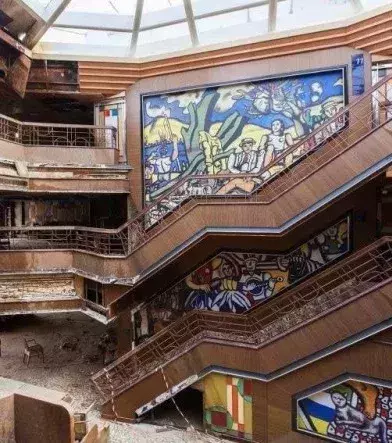 Diese Wand zierte die Halle der Costa Concordia und wurde zerstört