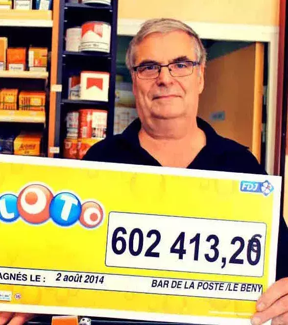 Dieser gute Mann gewinnt 600000 Euro, doch weiß nicht, was er damit machen soll. Also vertraut er seinem Banker, investiert das gesamte Vermögen und… verliert alles!