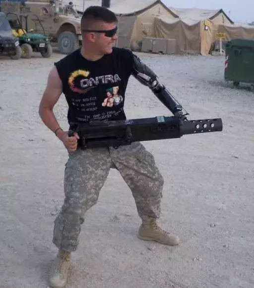 Dieser Mann mit einer Armprothese zielt und das alles in einem Street-Fighter-T-Shirt
