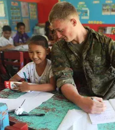 Dieser Soldat, der versucht, bei seiner Nachbarin abzuschreiben, hat in der Schule wohl geschwänzt