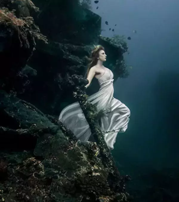 Dieses Foto von einer Frau unter Wasser scheint surrealistich