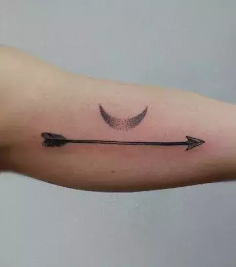 Dotwork Tattoo mit einem Mond und einem Pfeil auf dem Oberarm