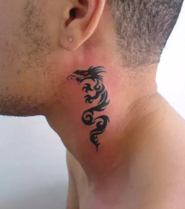 Drachen Tattoo auf dem Hals von einem Mann