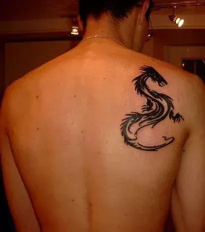 Drachen Tribal Tattoo auf dem Rücken von einem Mann