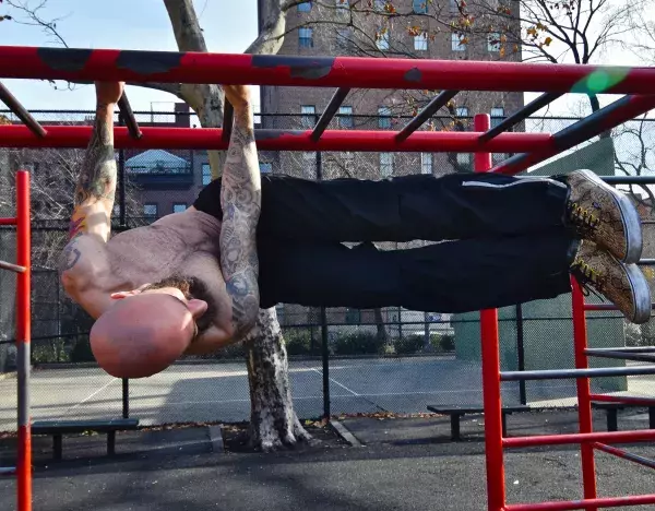 Du langweilst dich mit deinen Kiddies am Spielplatz? Mache ihn zu deinem Gym! (c) Dragon Door Publications
