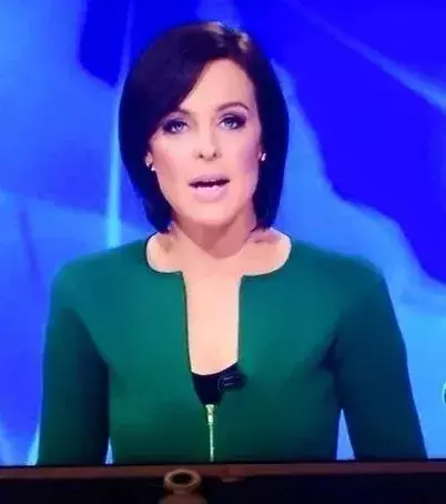 Du siehst es vielleicht nicht auf den ersten Blick, aber dann... nettes Penis-Dekolleté!