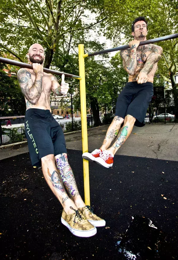 Du suchst neue Challenges? - Nimm dir den einarmigen Pull Up vor! (c) Dragon Door Publications