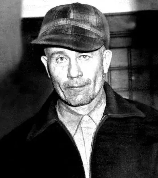 Ed Gein - Der Serienkiller war eine Inspiration für Filme wie „Psycho“. Von der weiblichen Anatomie fasziniert tötete und zerlegte er zahlreiche Frauen. Dann zog er sich die Haut seiner Opfer über. Schauderhaft.