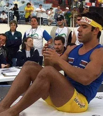 Edmar Fretitas hält den Rekord für die meisten Crunches in 24 Stunden mit 111.000!