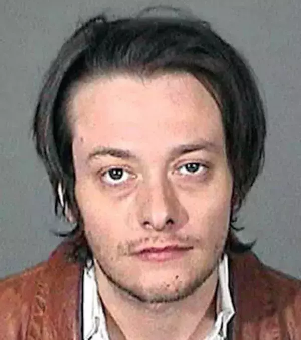 EDWARD FURLONG - Obwohl seine Karriere sehr gut mit Terminator 2 begann, verfällt der Schauspieler schnell dem Alkohol. 2004 lässt er die Hummer eines Lebensmittelladens in Kentucky frei und wird von der Polizei festgenommen