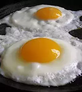 Eier sind das perfekte Nahrungsmittel für das Training, weil sie wenig Kalorien, viele Proteine und 19 Vitamine beinhalten. Das Gelbe ist reich an Vitamin D