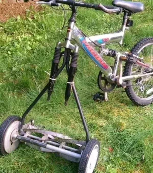 Ein Fahrrad-Rasenmäher