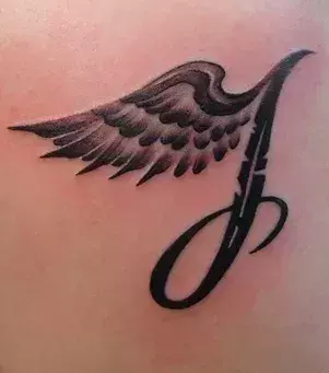 Ein feminines J Tattoo mit Flügeln auf dem Rücken