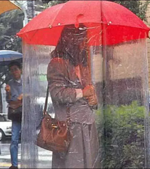 Ein Ganzkörper-Regenschirm