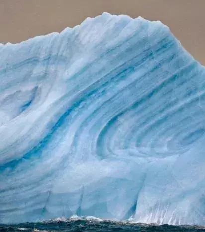 Ein gestreifter Eisberg in der Antarktis