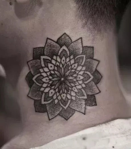 Ein Mann trägt ein Mandala Tattoo auf dem Hals