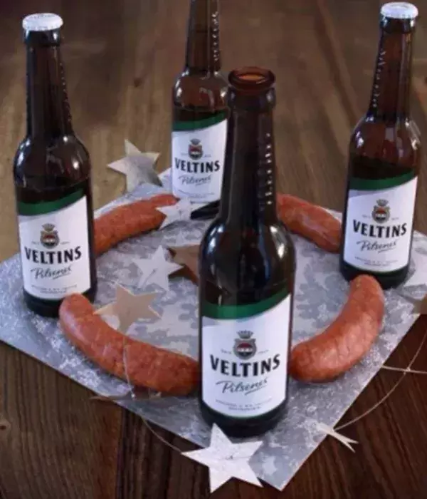 Ein Männeradventskranz aus Bier und Wurst